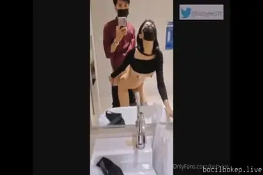 Doggy pacar cantik di toilet umum