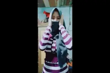 Ukhti Jilbab Buka Semua Sampe Colmek Memek Basah Ngocok Brutal