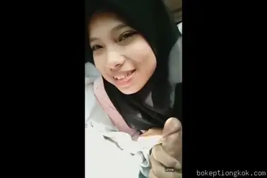 Ukhti Jilbab Hitam Ngemut Kontol Di Mobil